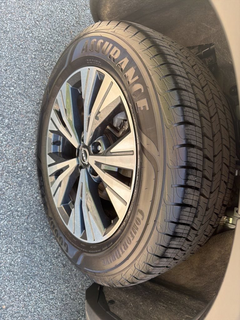 Used 2023 Nissan Rogue SV AWD/4WD image 9