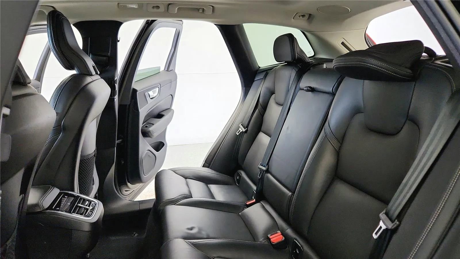 Used 2023 Volvo XC60 B5 Ultimate w/ Climate Package image 31