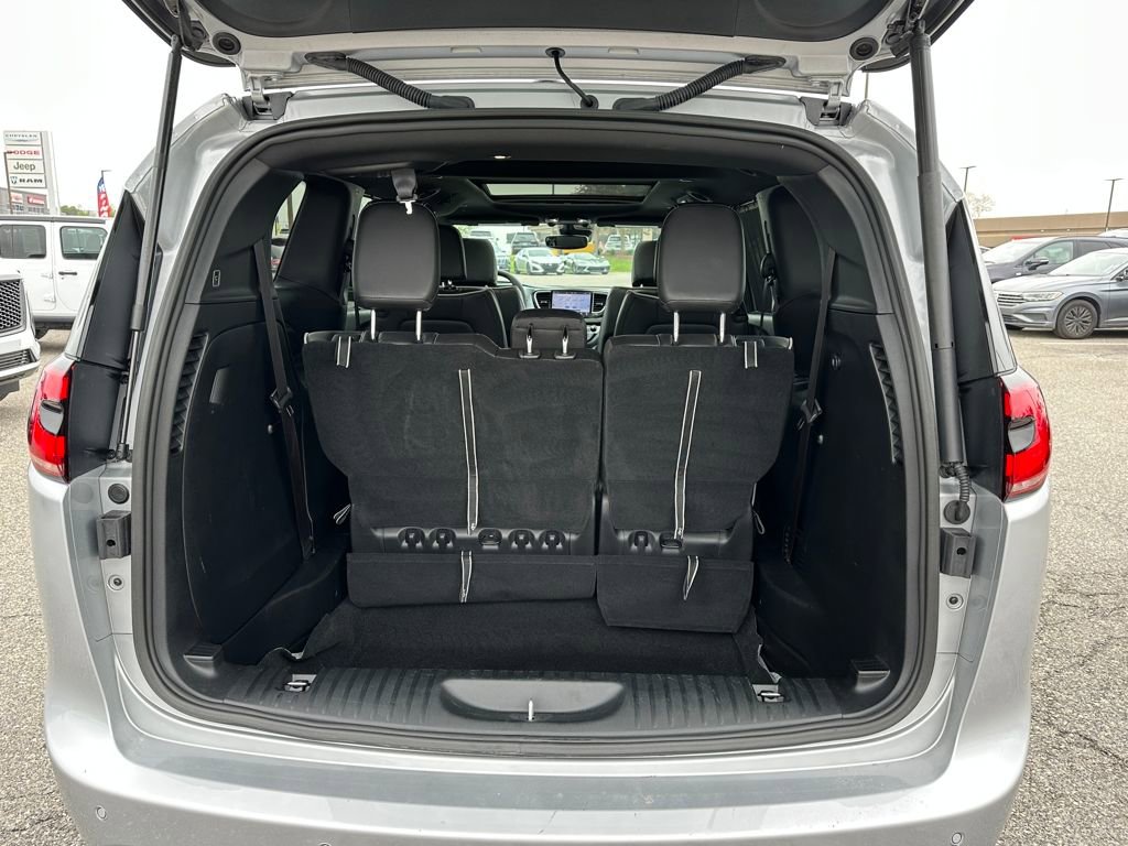 Used 2026 Chrysler Pacifica Limited FWD image 18