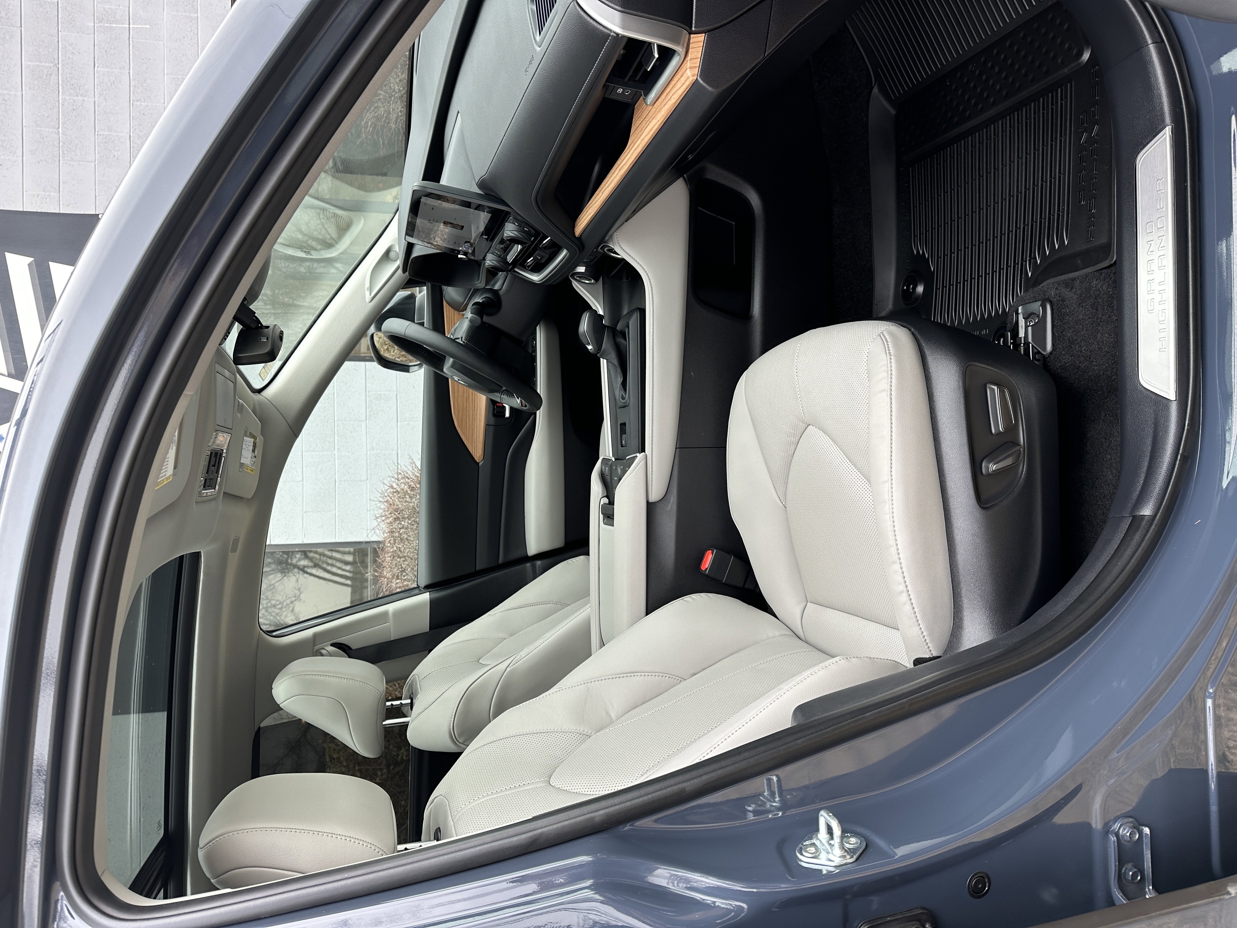 Used 2025 Toyota Grand Highlander AWD image 23