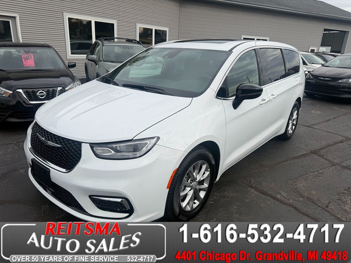 Used 2026 Chrysler Pacifica Limited FWD image 1