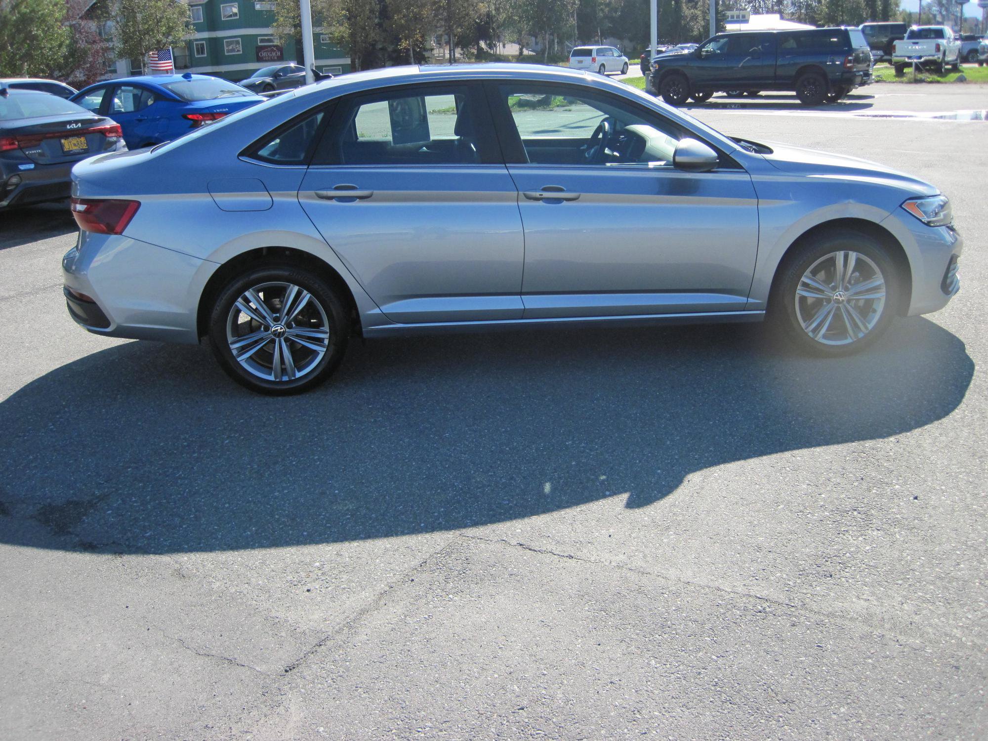 Used 2024 Volkswagen Jetta SE FWD image 3