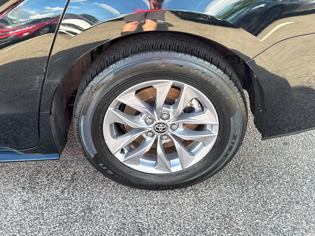 Used 2025 Toyota Sienna LE AWD/4WD image 42