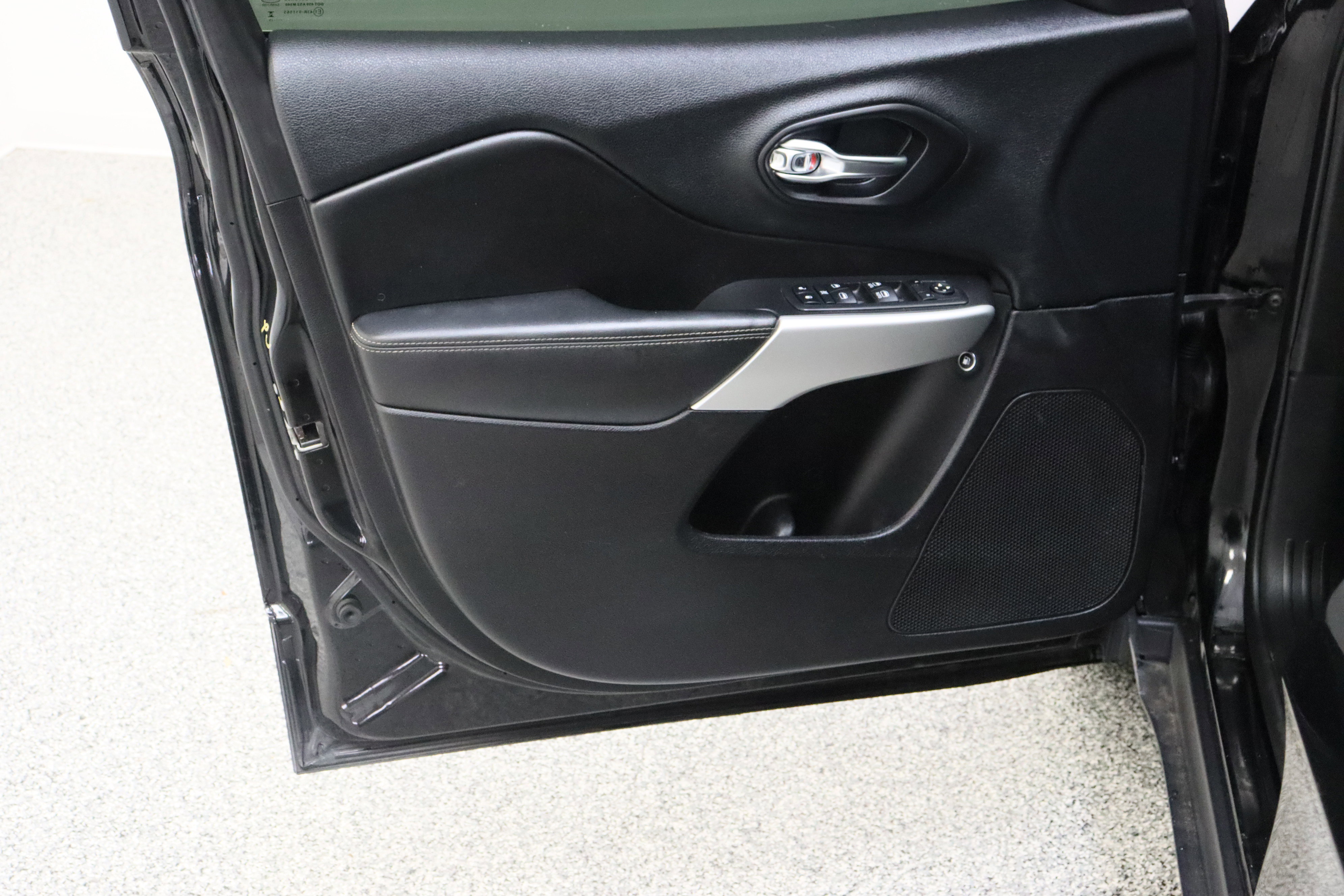 Used 2018 Jeep Cherokee Latitude Plus image 12