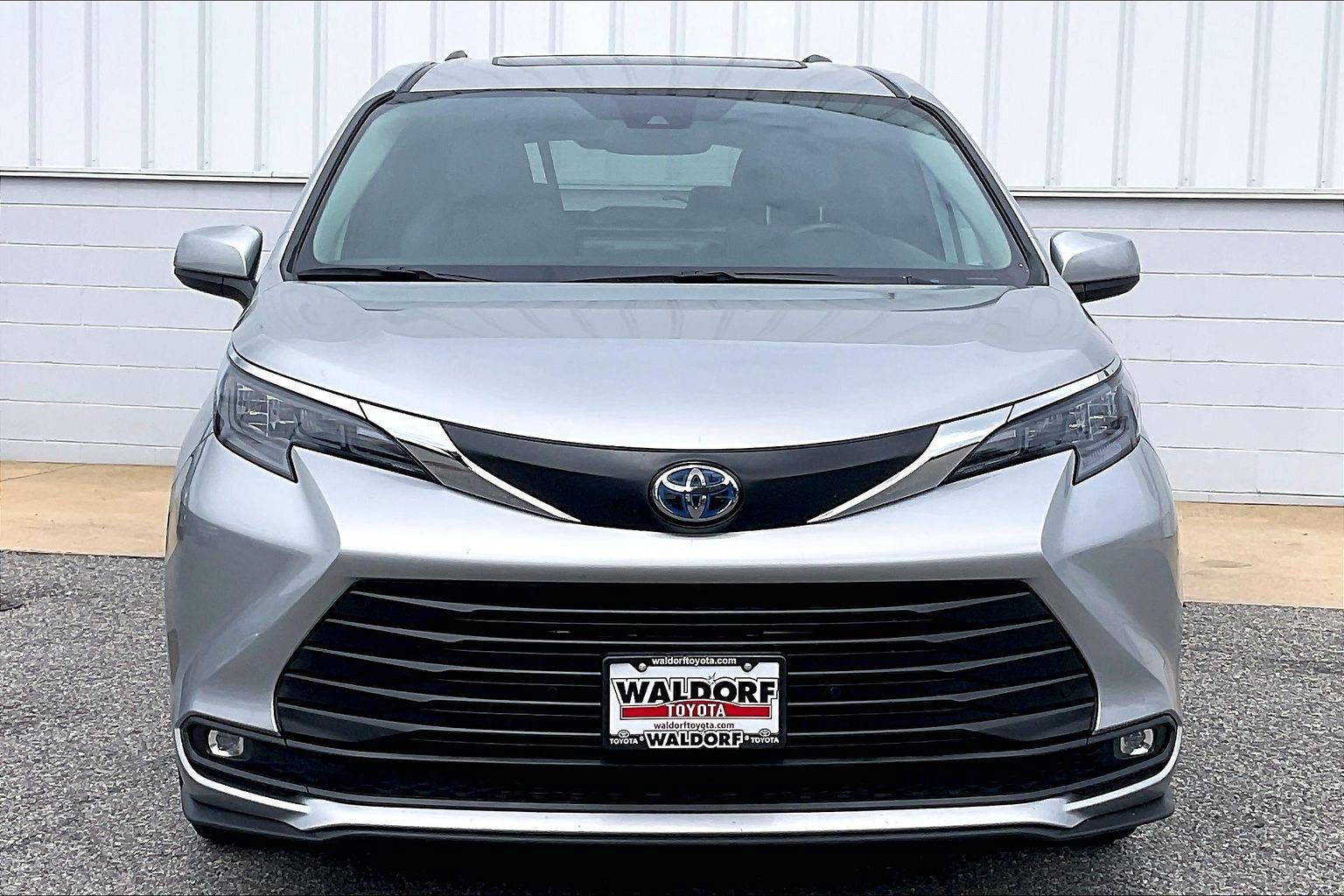 Used 2025 Toyota Sienna XLE FWD image 3