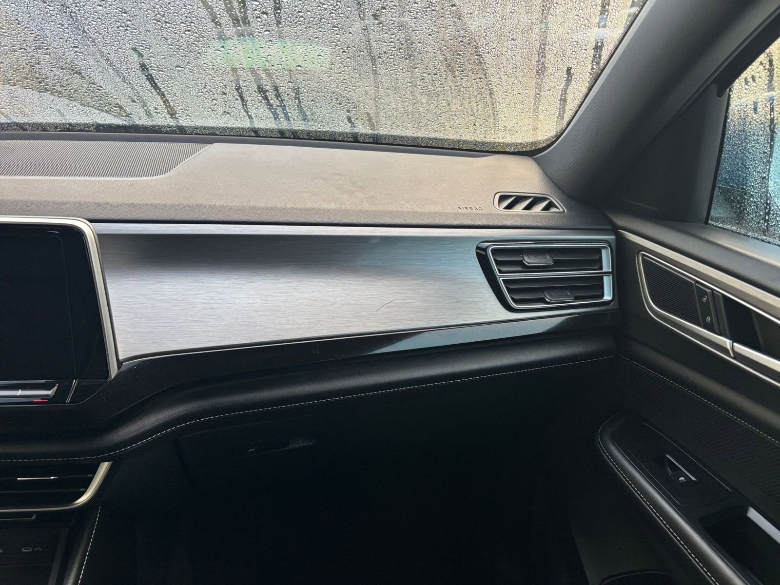 Used 2025 Volkswagen Atlas Cross Sport SE image 35