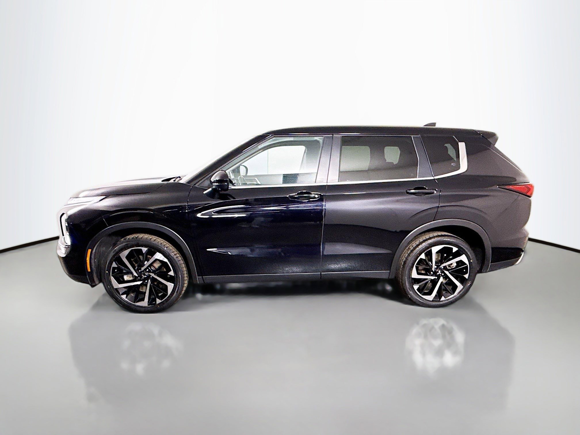 Used 2024 Mitsubishi Outlander SE Black Edition image 6