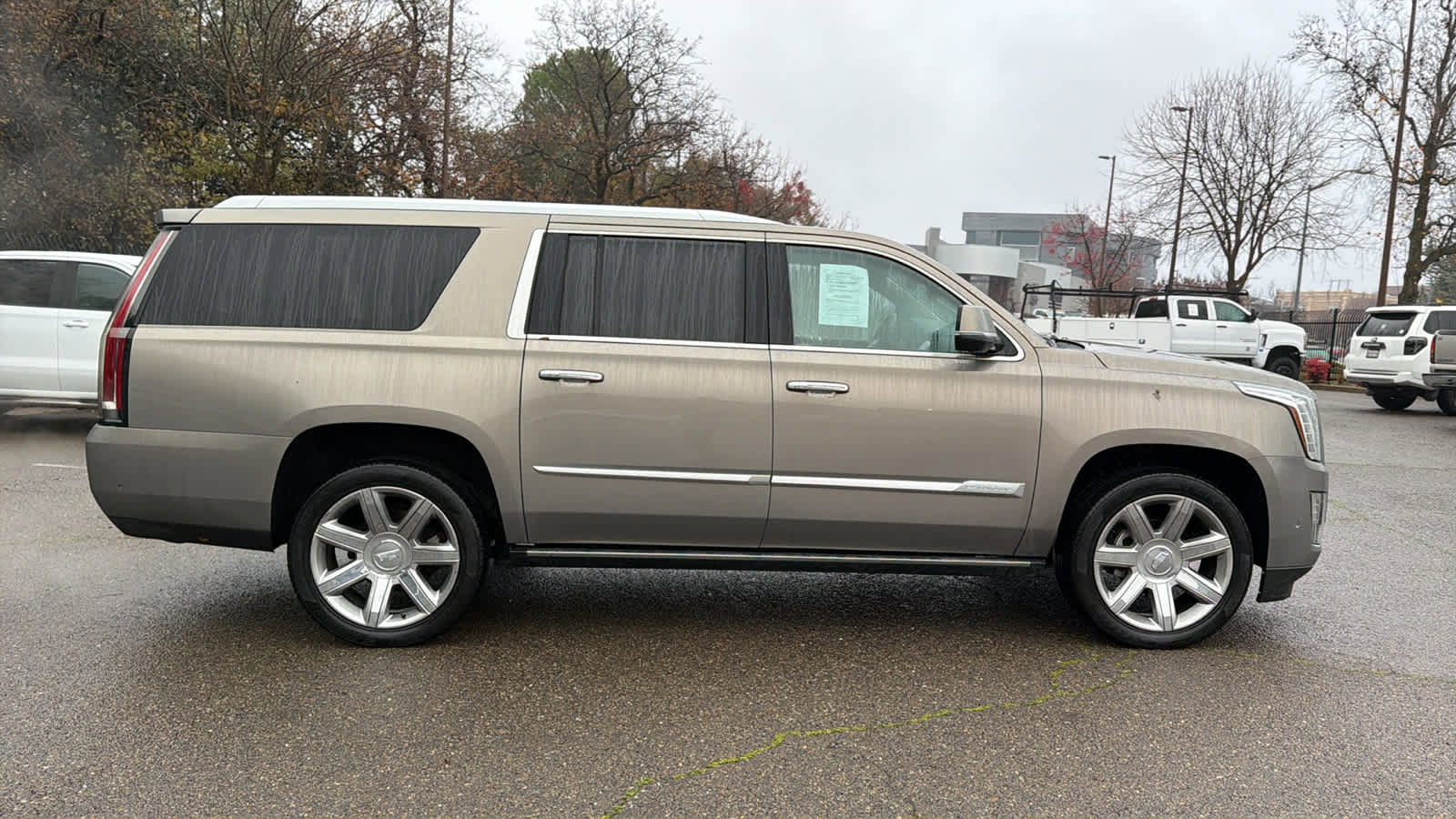 Used 2019 Cadillac Escalade ESV Premium Luxury image 4