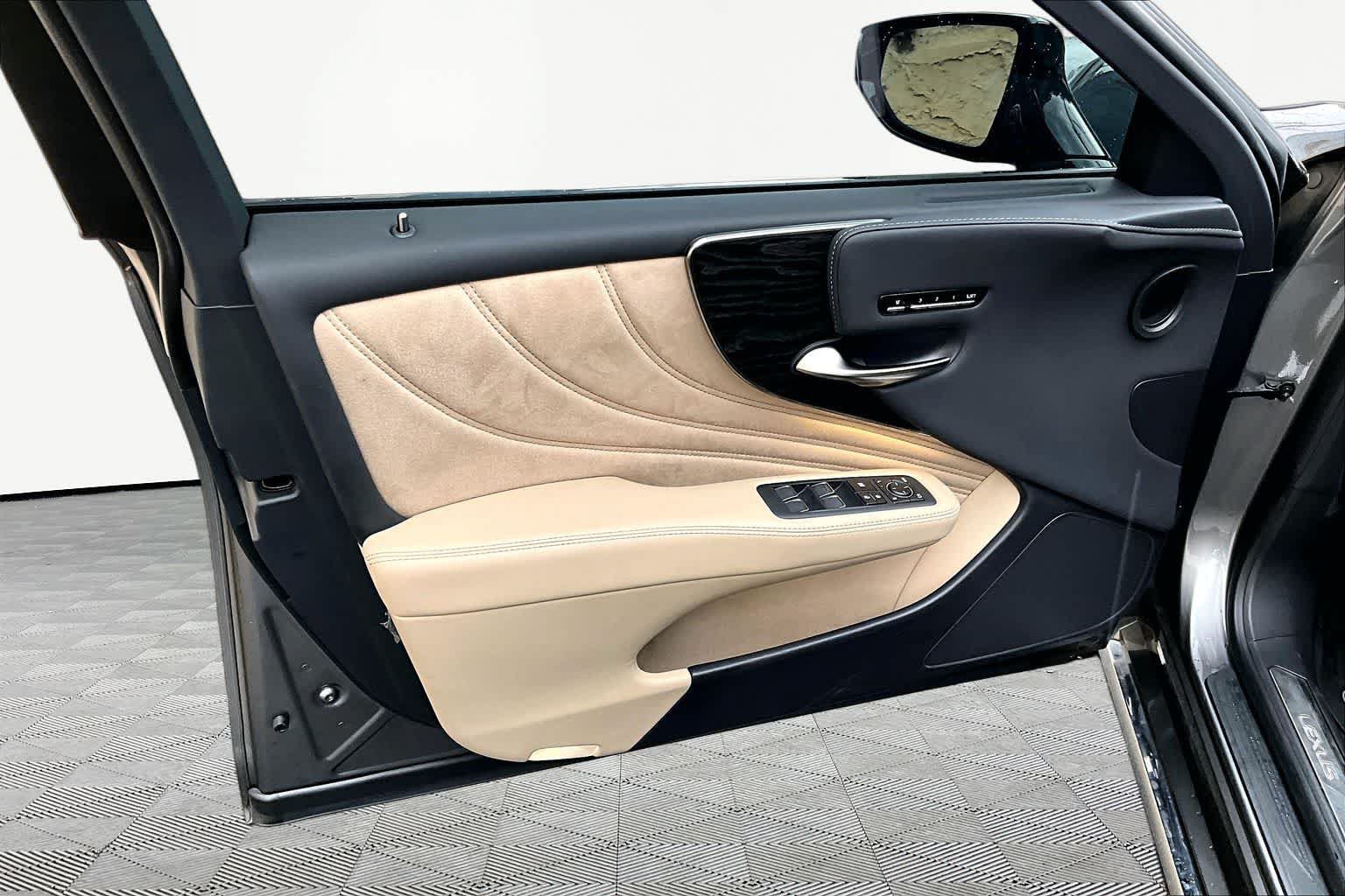 Used 2022 Lexus LS 500 AWD w/ Accessory Package (Z2) image 22