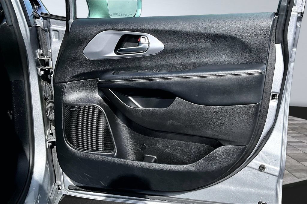 Used 2020 Chrysler Pacifica Limited w/ Advanced Safetytec Group FWD image 24
