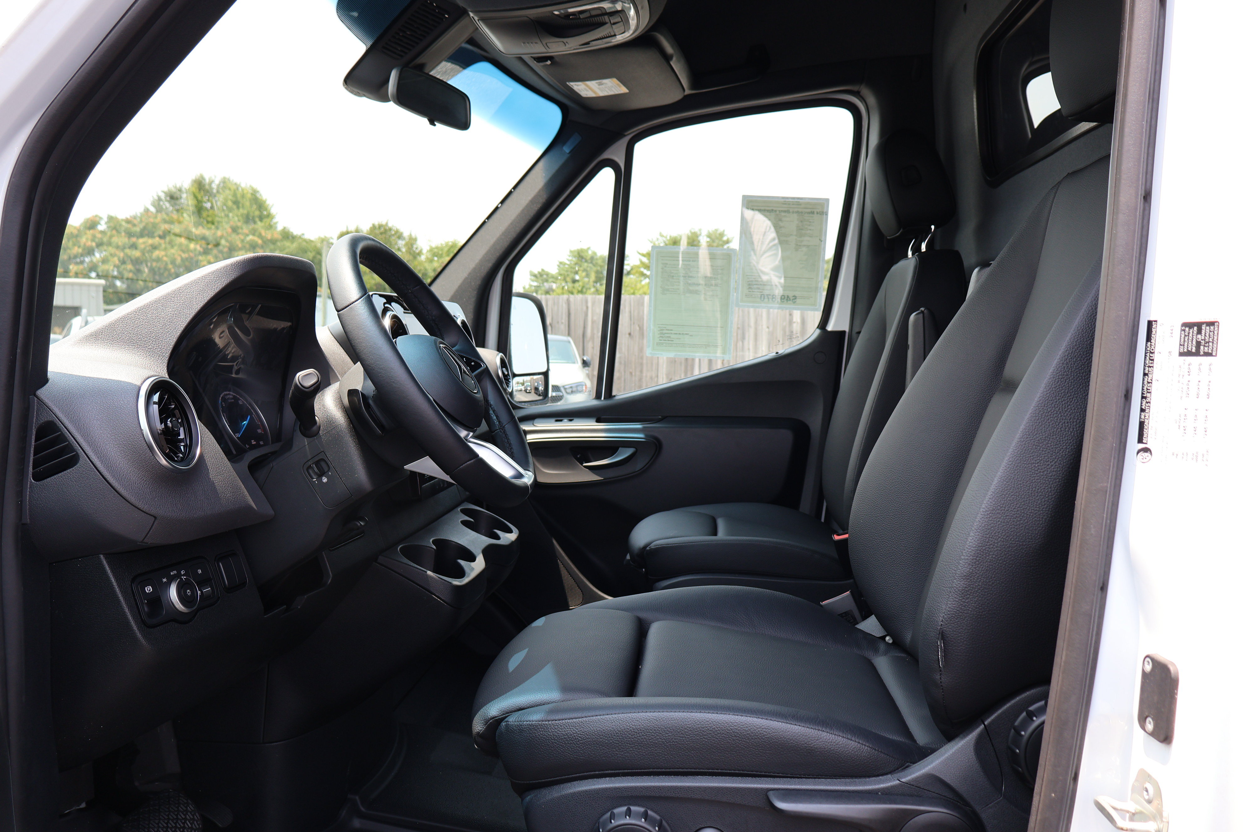 Used 2024 Mercedes-Benz eSprinter 170 Cargo image 9