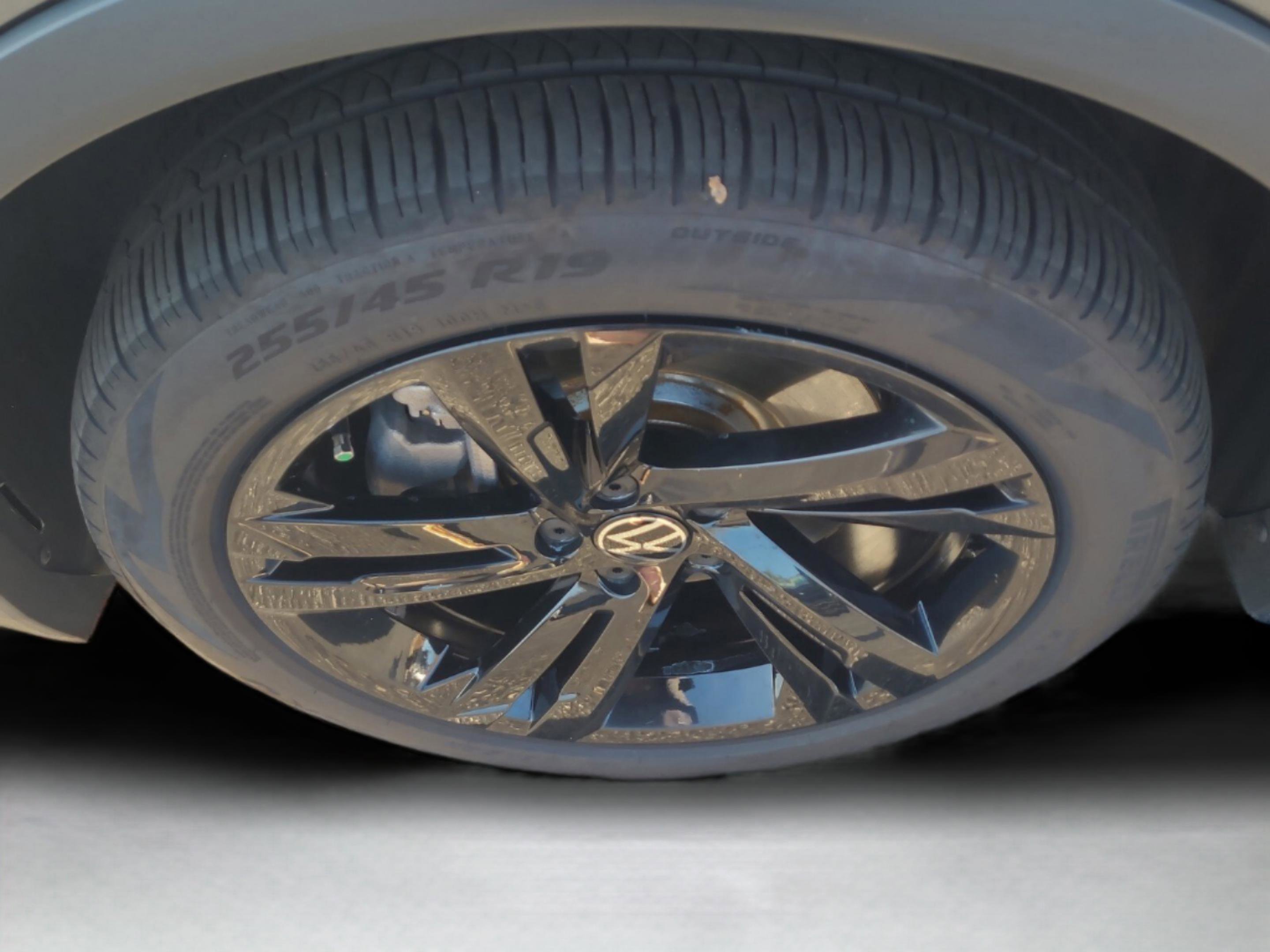 Used 2023 Volkswagen Tiguan SE R-Line image 9