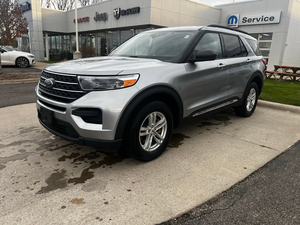 Used 2023 Ford Explorer XLT AWD/4WD image 3