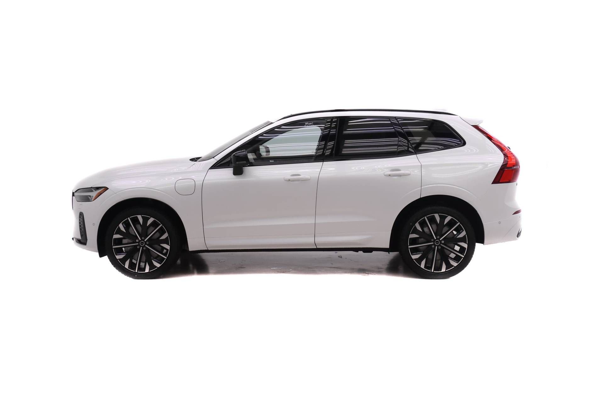 New 2026 Volvo XC60 T8 Ultra w/ Protection Package Premier AWD/4WD image 3
