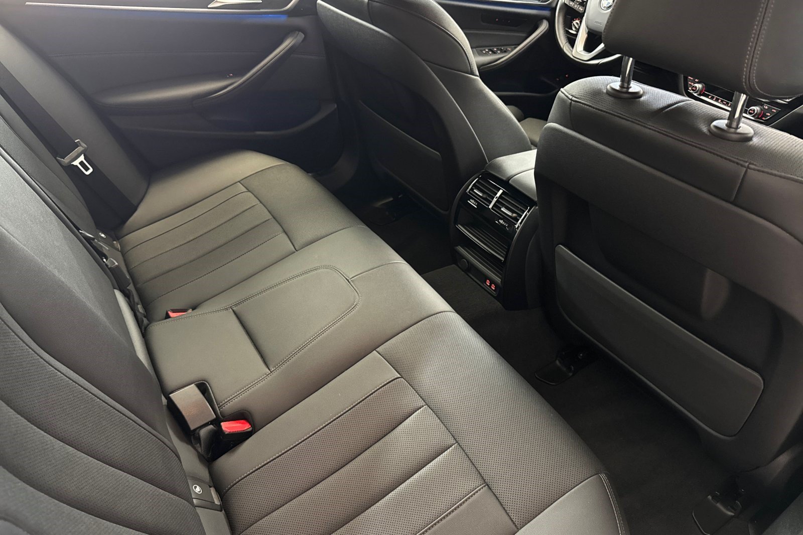 Certified 2023 BMW 530e w/ Convenience Package RWD image 32
