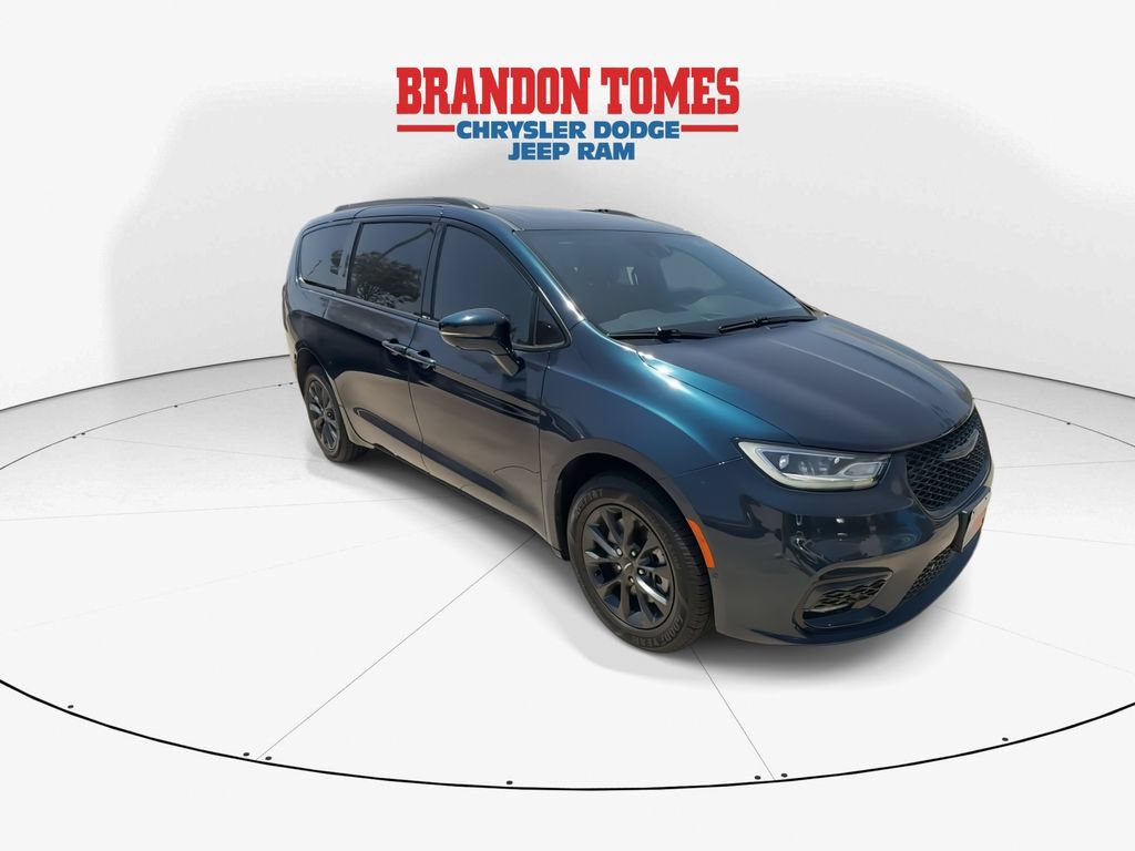 Used 2021 Chrysler Pacifica Limited w/ Uconnect Theater Family Group AWD/4WD image 2