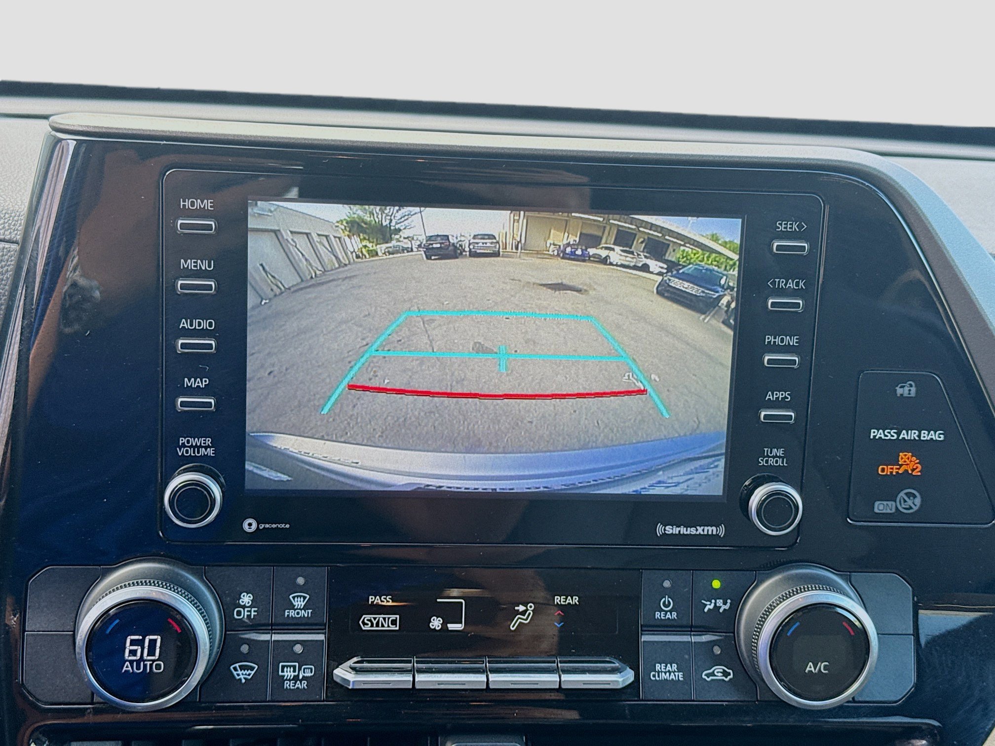Used 2020 Toyota Highlander L FWD image 13