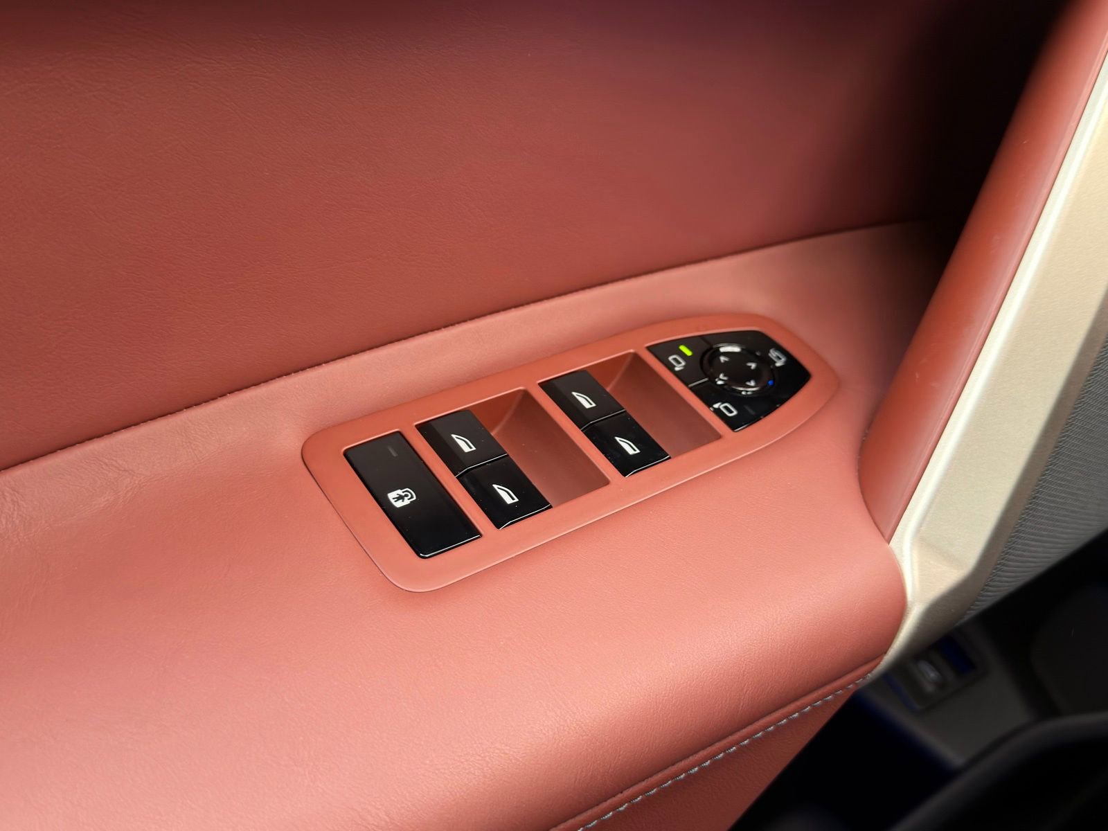 Used 2023 BMW iX xDrive50 w/ Premium Package image 22