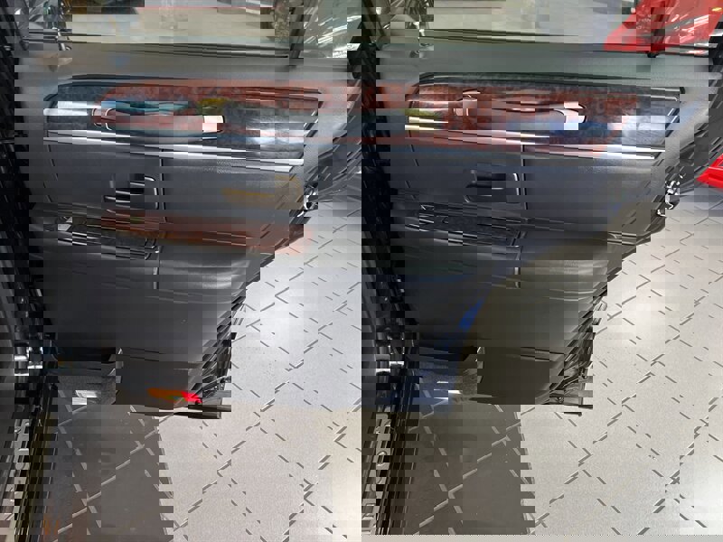 Used 2009 Lincoln Town Car Signature Limited image 19