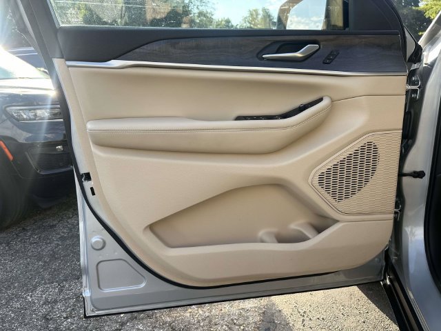 Certified 2024 Jeep Grand Cherokee Limited AWD/4WD image 14