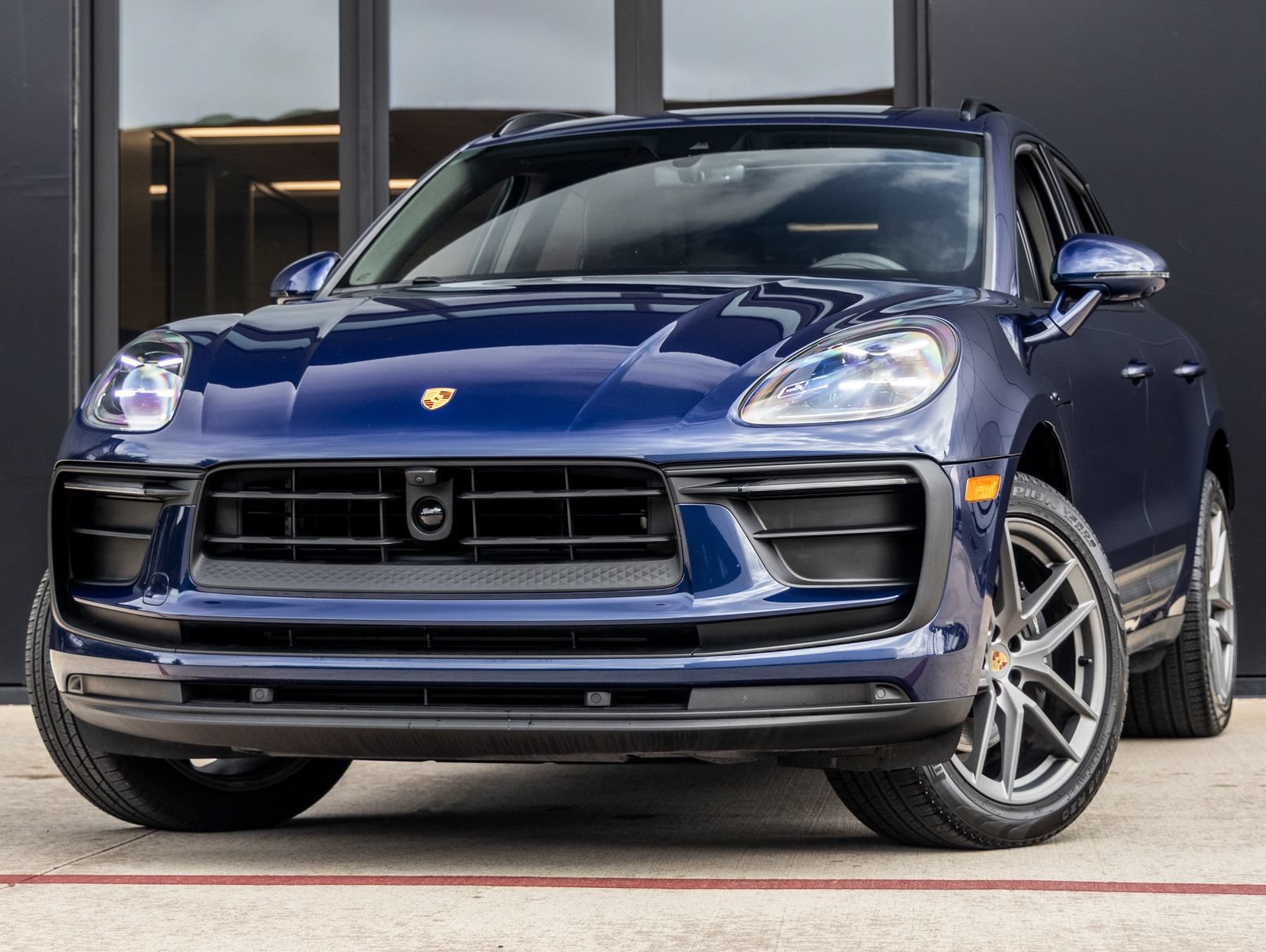 Certified 2025 Porsche Macan image 1