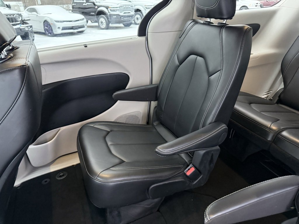 Used 2024 Chrysler Pacifica Touring-L image 19