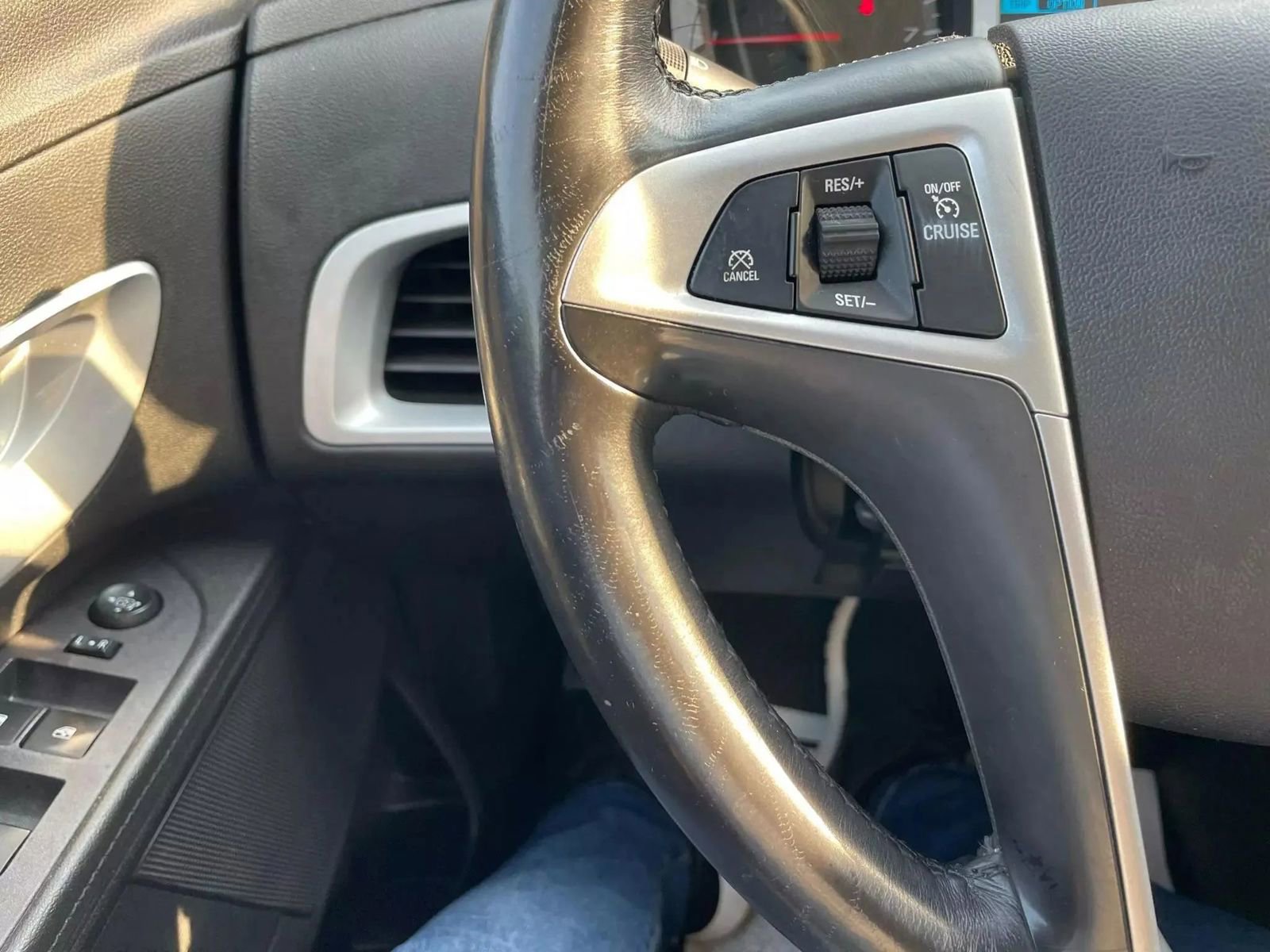 Used 2017 Chevrolet Equinox LT w/ Convenience Package image 32