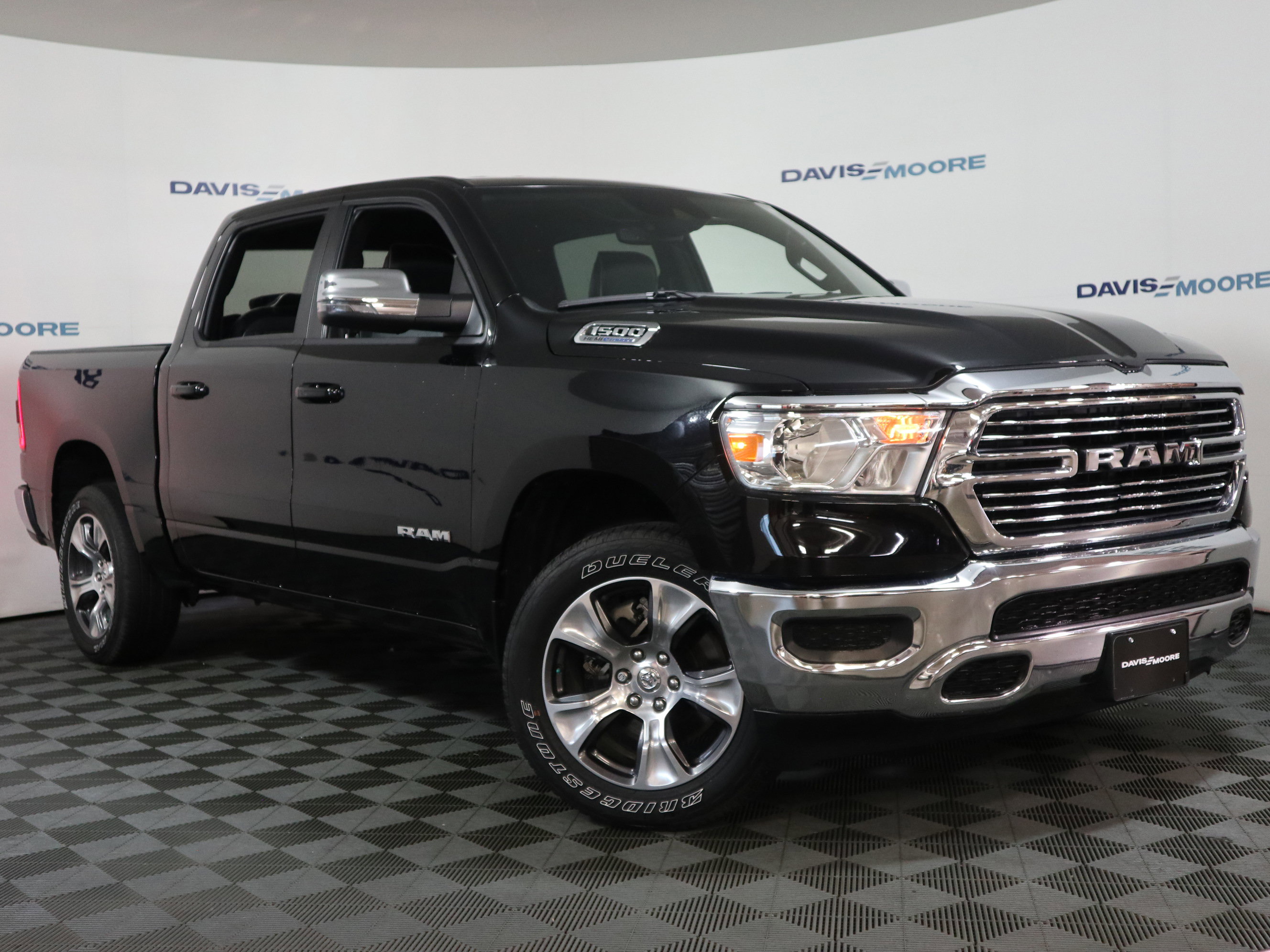 Used 2023 RAM 1500 Laramie AWD/4WD image 2