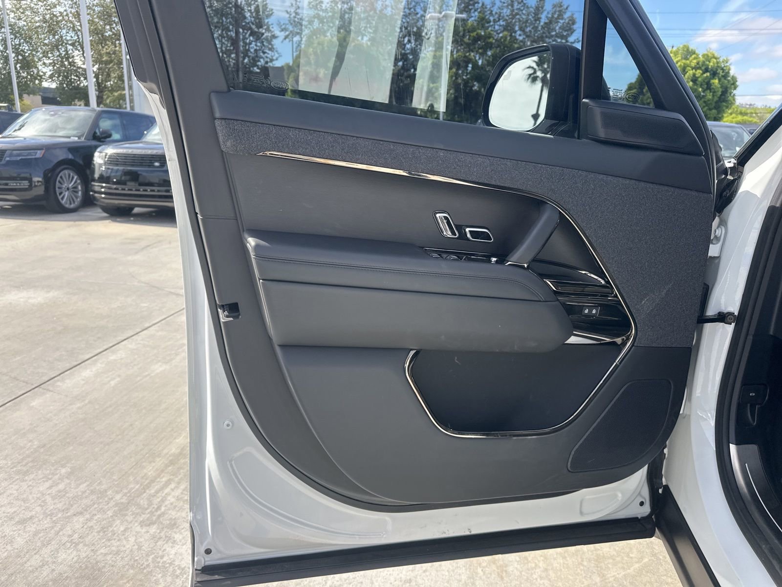 Certified 2025 Land Rover Range Rover Sport Dynamic SE AWD/4WD image 17