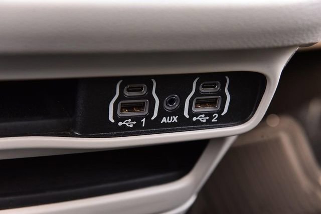 Used 2024 Chrysler Voyager LX image 15