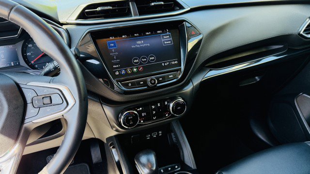 Used 2021 Chevrolet TrailBlazer LT w/ Premium Seating Package FWD image 12