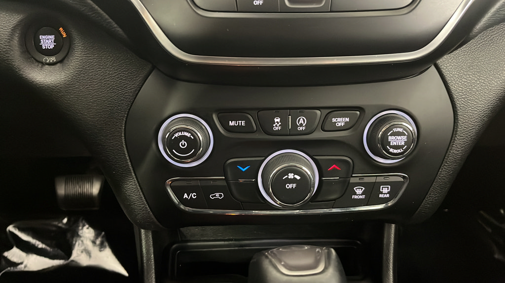 Used 2020 Jeep Cherokee Latitude Plus AWD/4WD image 32