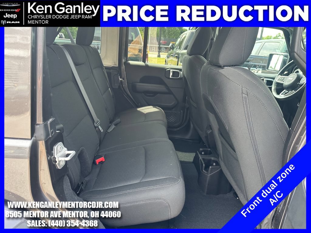 Used 2018 Jeep Wrangler Unlimited Sahara w/ Uconnect 4C Nav & Sound Group AWD/4WD image 23