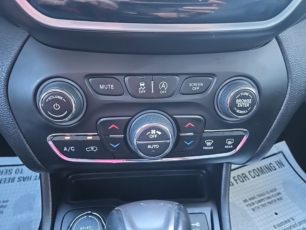 Used 2022 Jeep Cherokee Limited AWD/4WD image 19