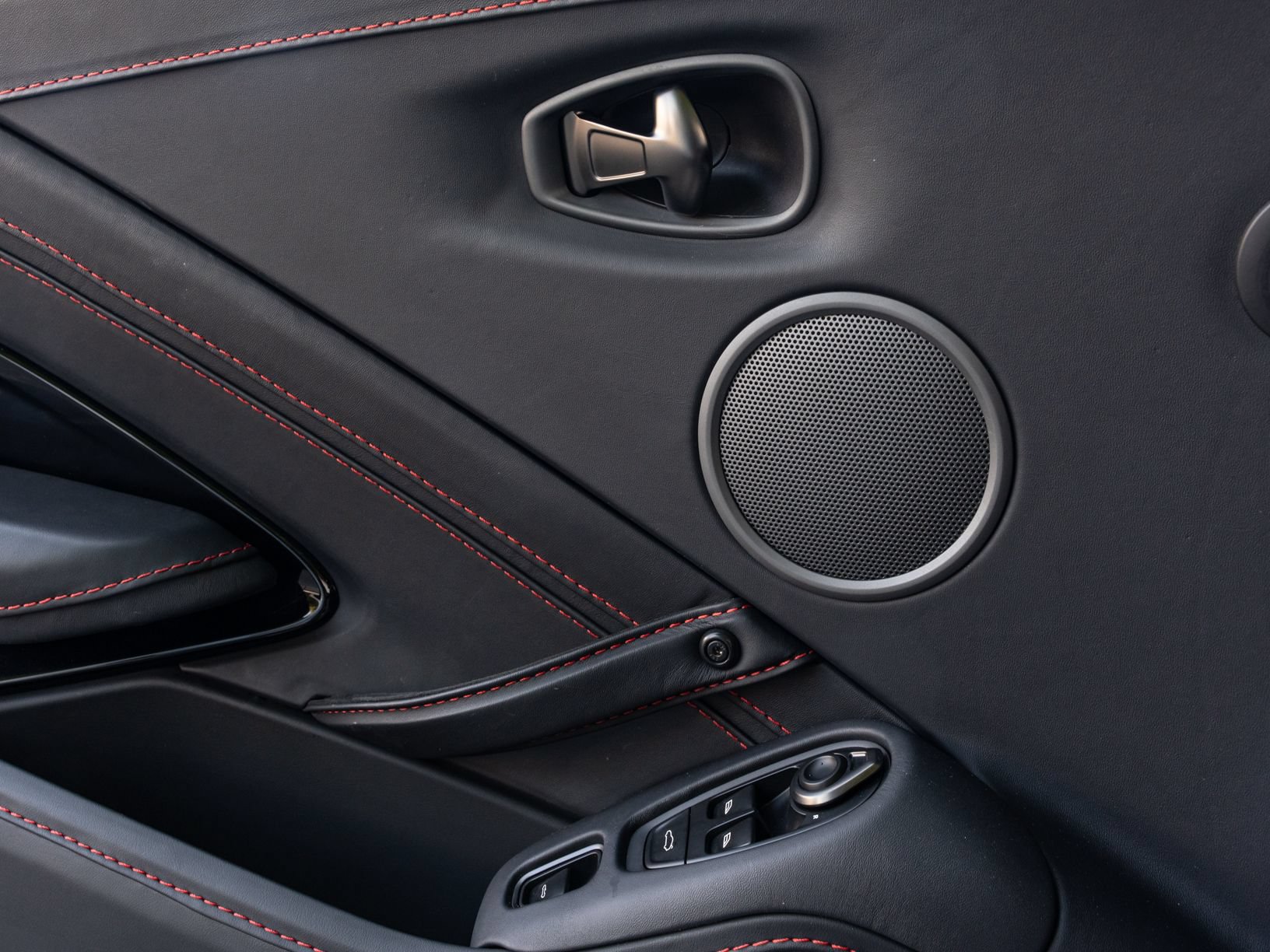 Used 2023 Aston Martin V8 Vantage Roadster RWD image 36