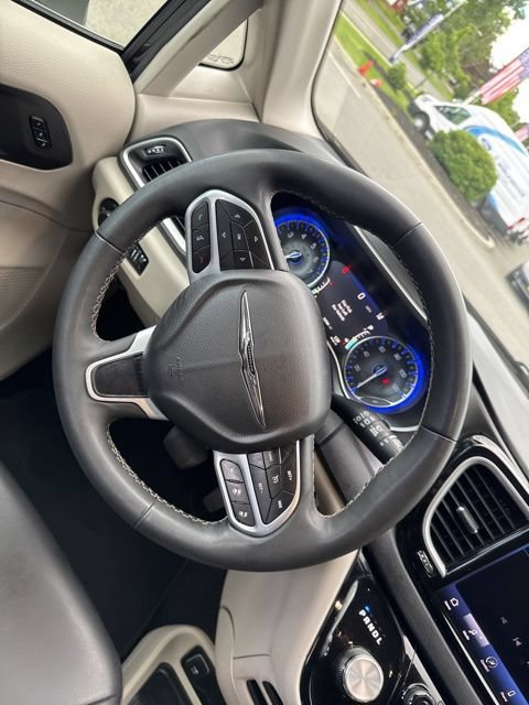 Used 2023 Chrysler Pacifica Touring-L FWD image 23