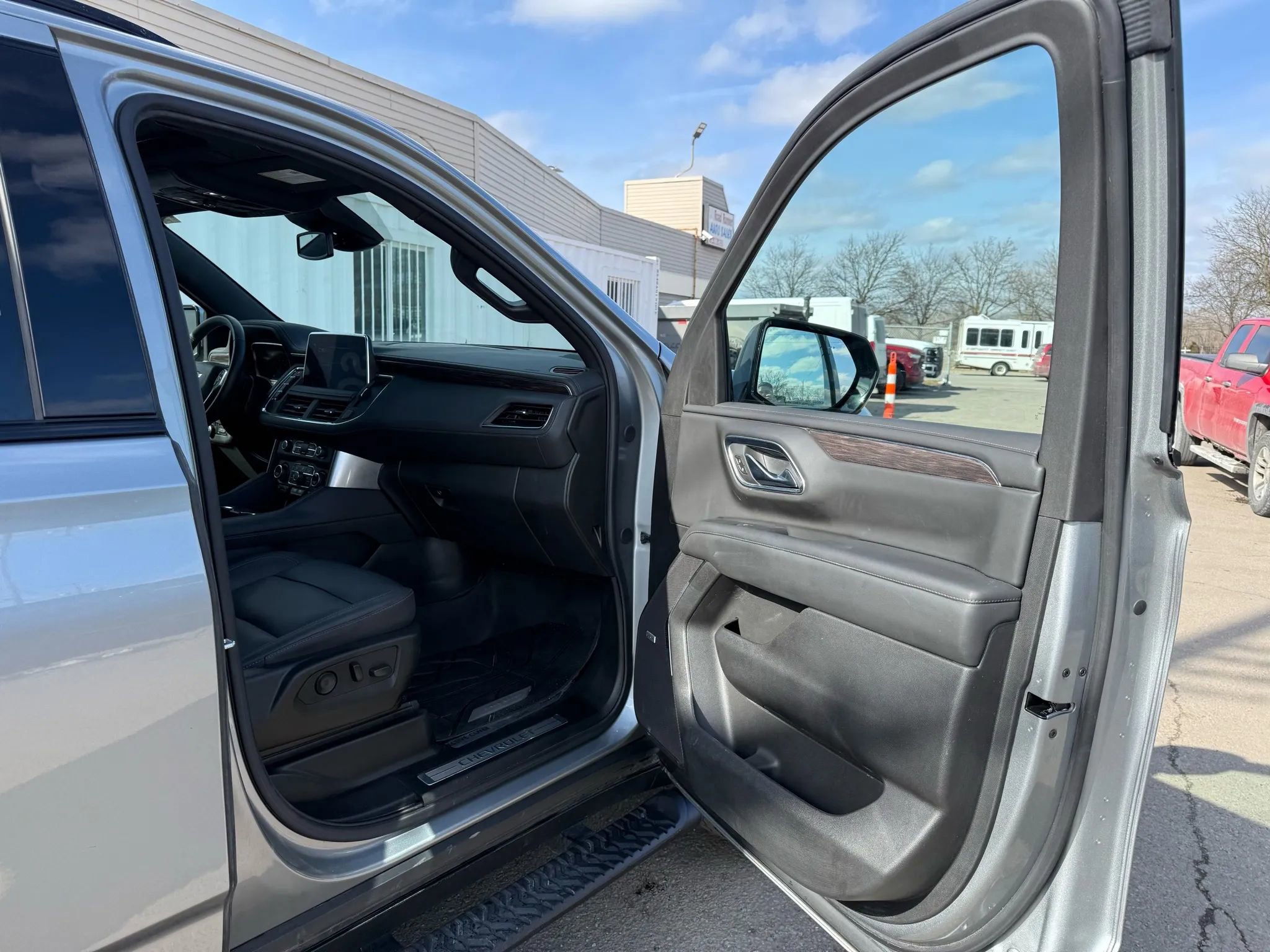 Used 2024 Chevrolet Tahoe Z71 w/ Luxury Package image 26