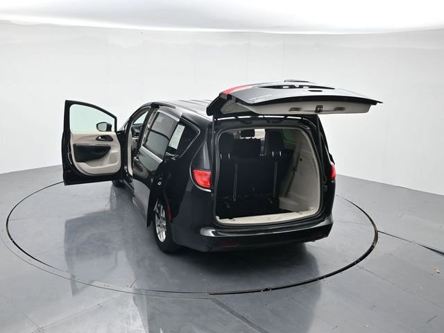 Used 2022 Chrysler Voyager LX image 45
