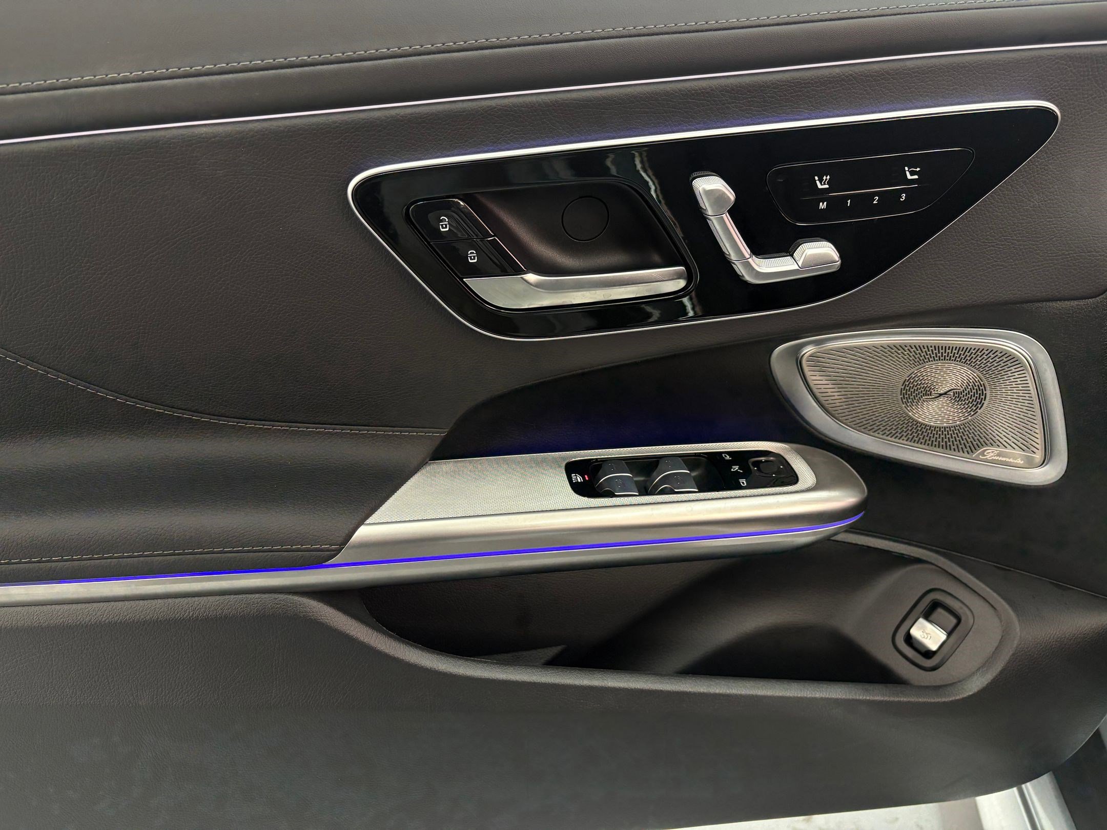 Used 2025 Mercedes-Benz CLE 450 4MATIC Cabriolet image 11