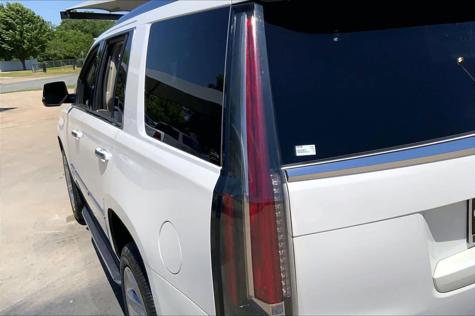 Used 2017 Cadillac Escalade Luxury AWD/4WD image 28
