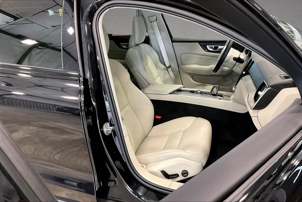 Certified 2025 Volvo V60 B5 Cross Country Plus AWD/4WD image 30