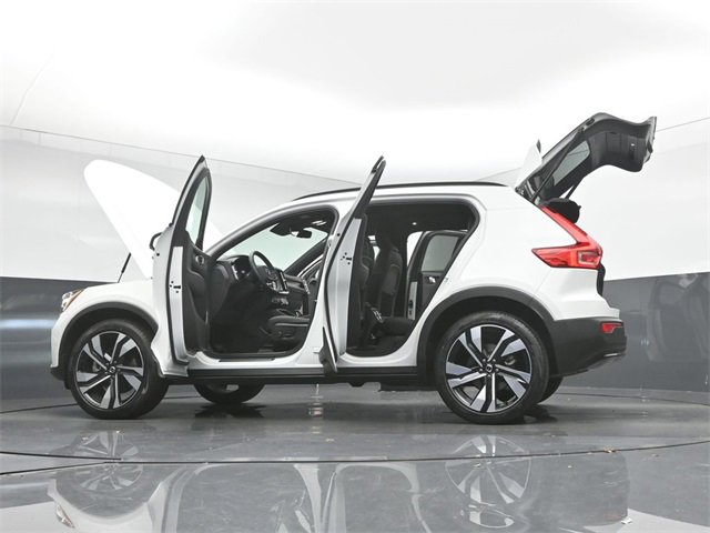 Used 2024 Volvo XC40 B5 Plus image 40