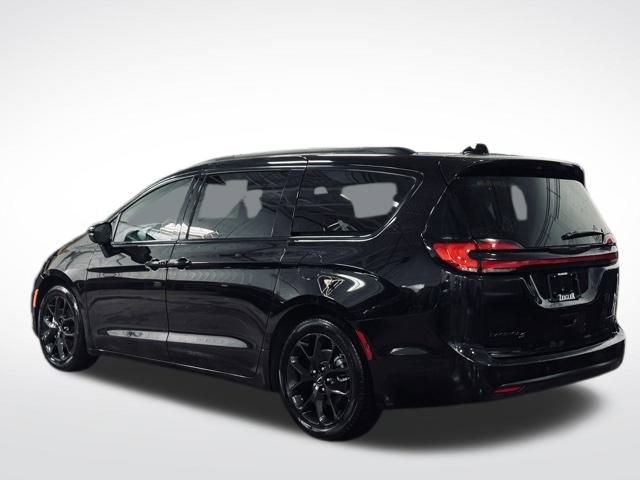 Used 2025 Chrysler Pacifica Limited image 9