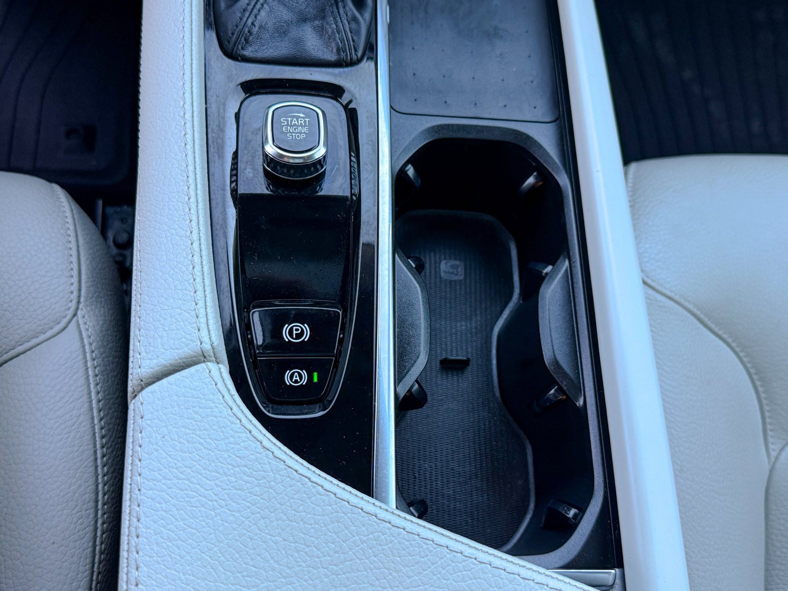 Used 2022 Volvo XC90 T5 Momentum w/ Climate Package image 30