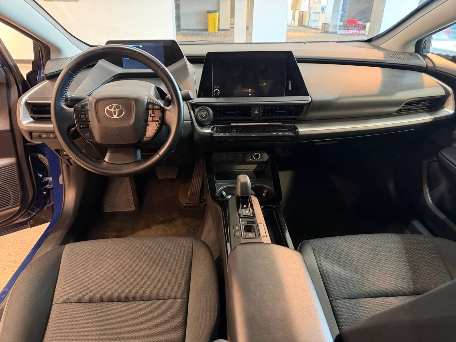 Used 2025 Toyota Prius LE FWD image 31