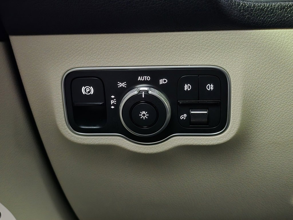 Used 2025 Mercedes-Benz GLB 250 4MATIC image 23