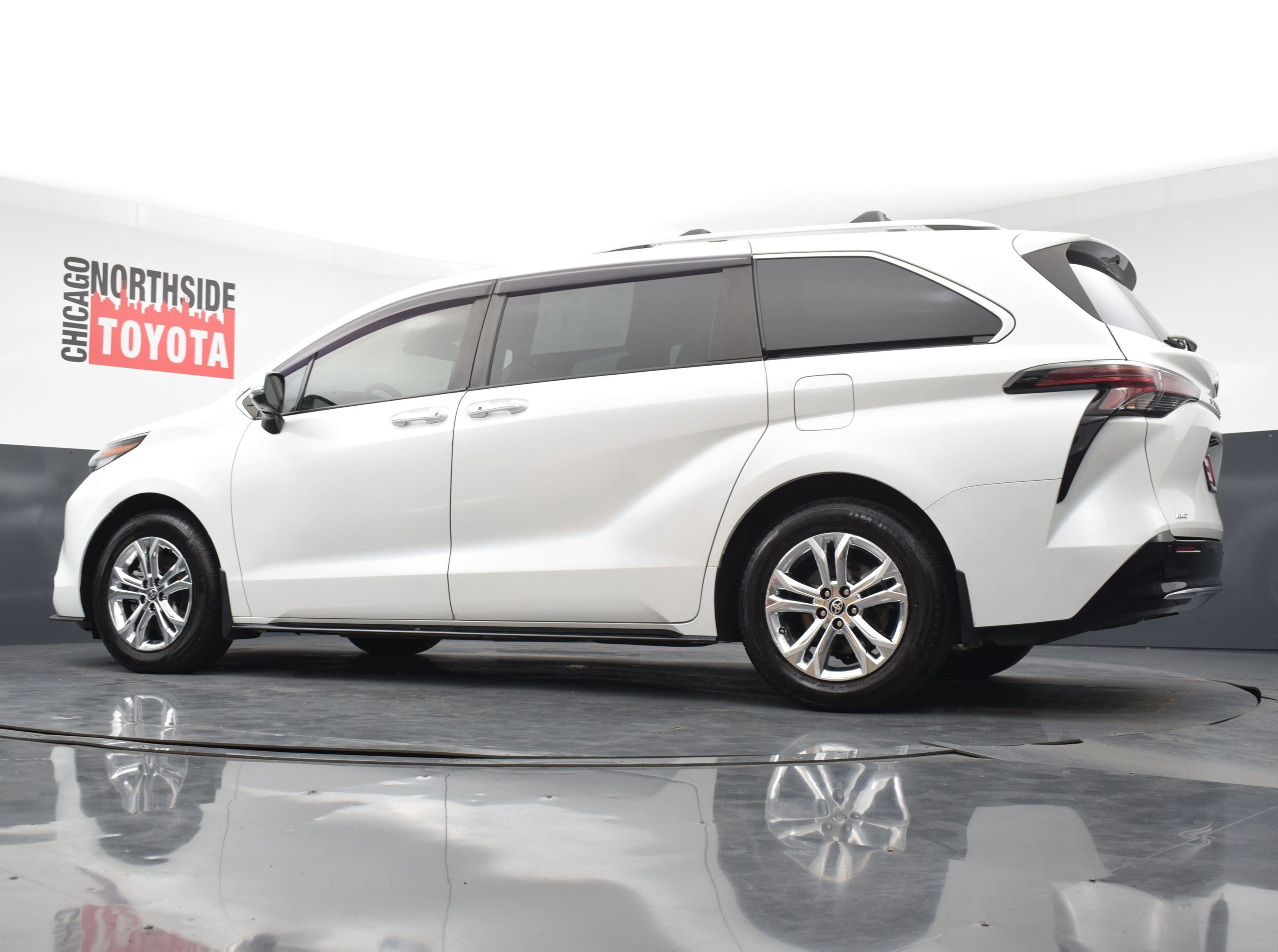 Used 2022 Toyota Sienna Platinum AWD/4WD image 37