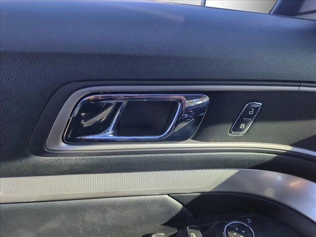 Used 2017 Ford Explorer XLT image 27