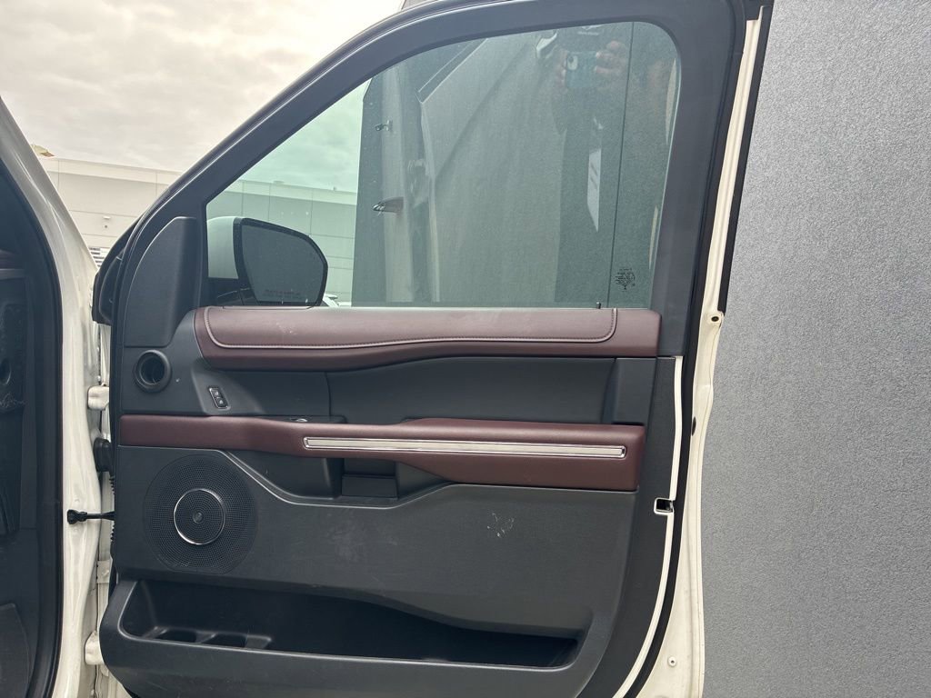 Used 2024 Ford Expedition Limited image 9