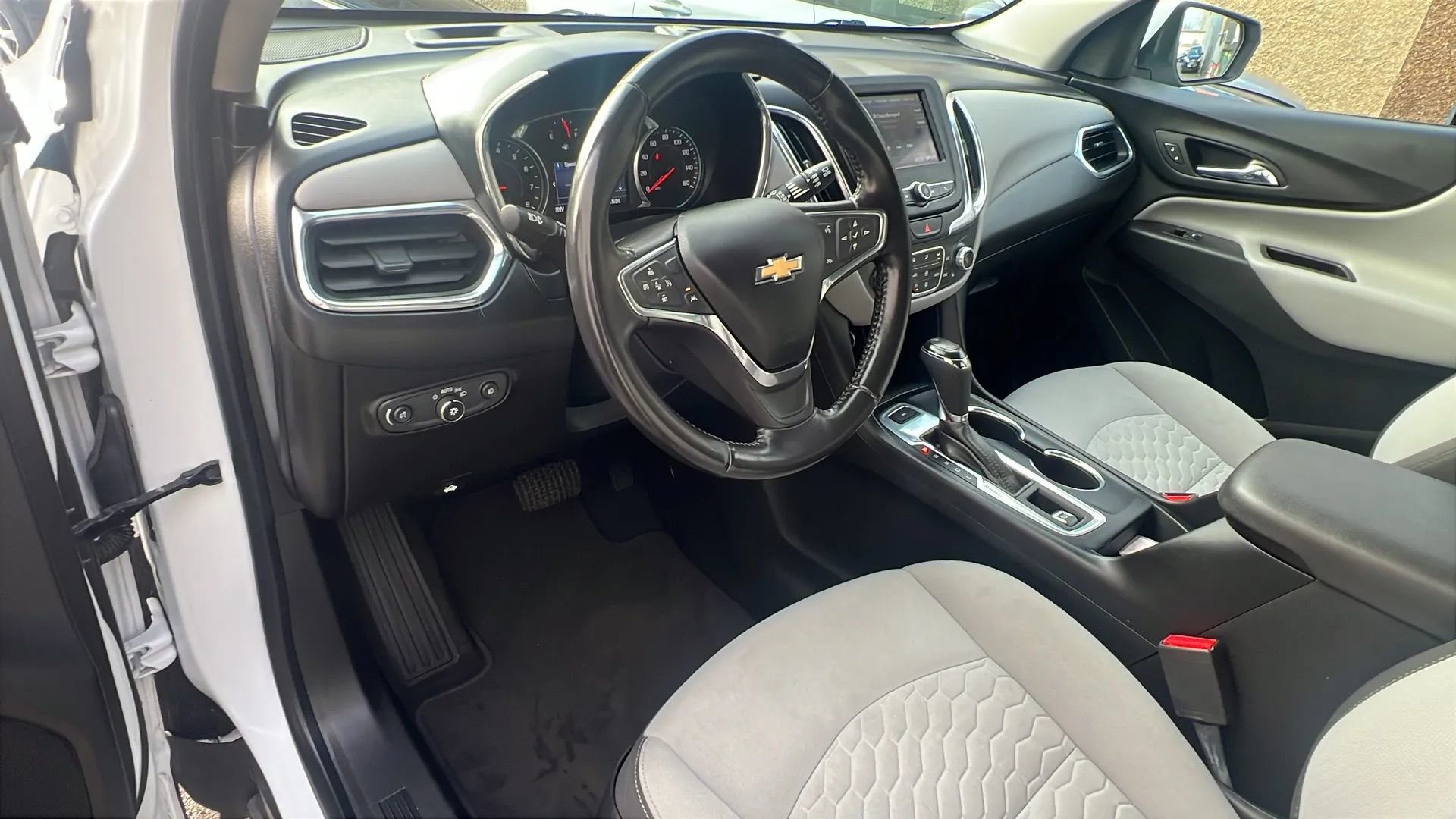 Used 2020 Chevrolet Equinox LT w/ Driver Convenience Package image 21